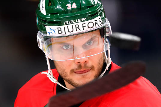 Frölundas Theodor Lennström värmer upp innan