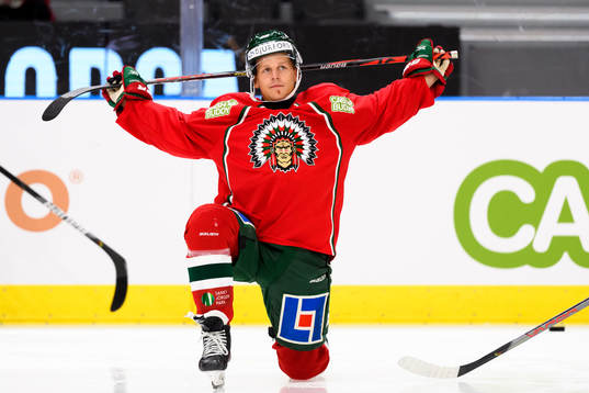 Frölundas Max Friberg värmer upp innan ishockeymatchen i