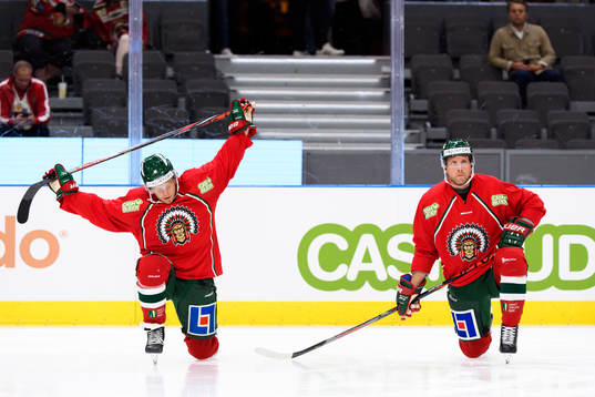 Frölundas Max Friberg och Viktor Ekbom värmer upp innan