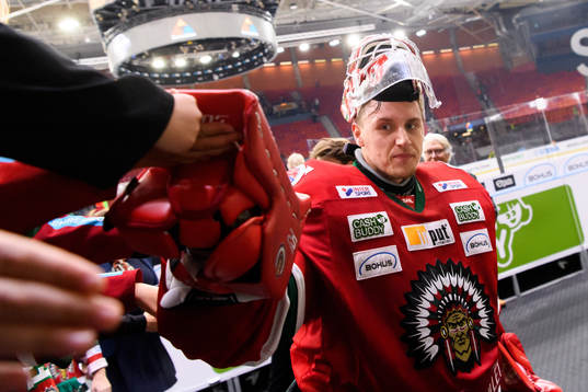 Frölundas målvakt Johan Mattsson tackar publiken