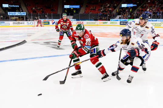 Frölundas Joel Mustonen i kamp om pucken med Linköpings