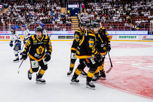Skellefteås Oscar Möller jublar med lagkamrater