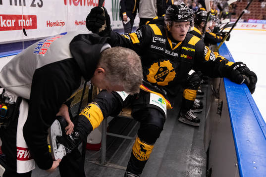 Skellefteås Linus Lindströmfår hjälp med skridskon