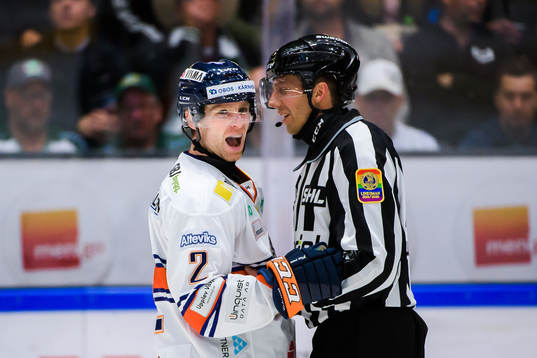 Växjös Matthew Bodie i samtal med Linjedomare Andreas