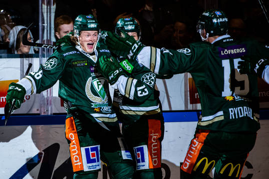 Färjestads Linus Arnesson  jublar