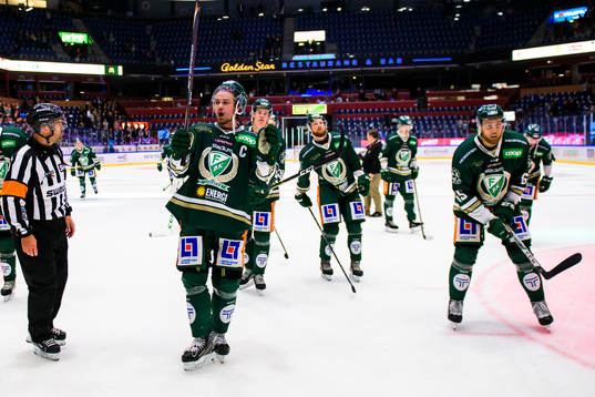 Färjestads Linus Johansson jublar med lagkamrater