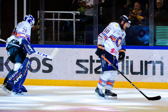 Växjös målvakt Viktor Fasth och Erik Josefsson deppar