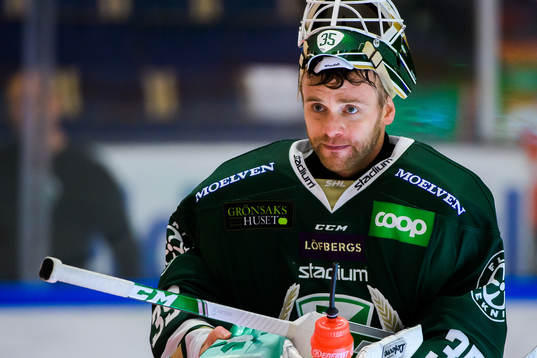 Färjestads målvakt Markus Svensson jublar