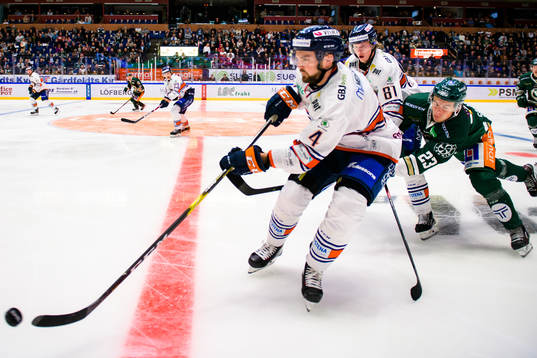 Växjös Tim Erixon och Fredrik Karlströmi kamp med