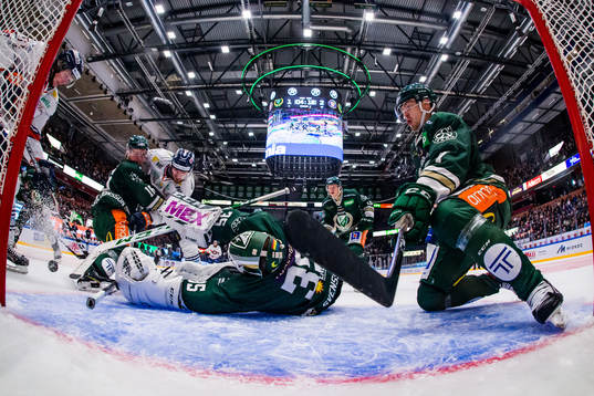 Färjestads Johan Ivarsson försvarar målgården
