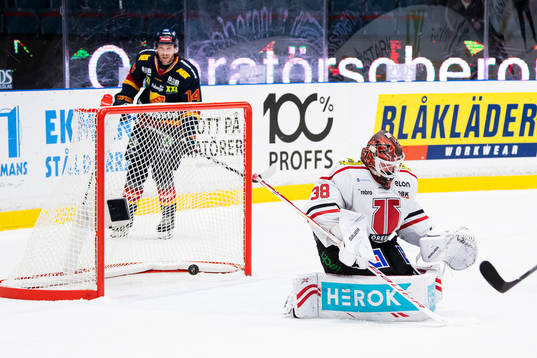 Örebros målvakt Dominik Furch deppar