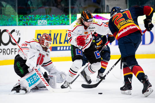 Djurgårdens Patrik Berglund framför Örebros målvakt