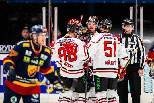 Örebros Ryan Stoa jublar med lagkamrater