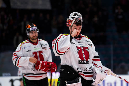 Örebros målvakt Dominik Furch deppar