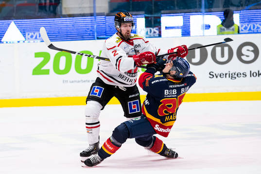 Örebros Rasmus Rissanen och Djurgårdens Michael Haga