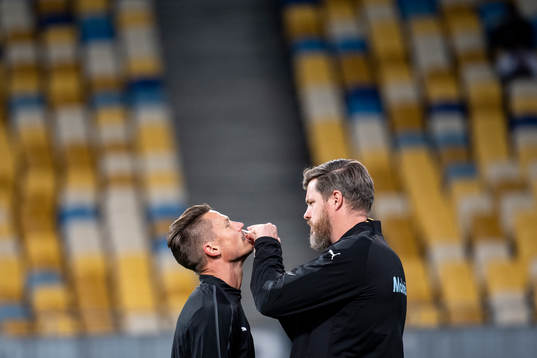 Markus Rosenberg receives treatment from Ola Svejme, team