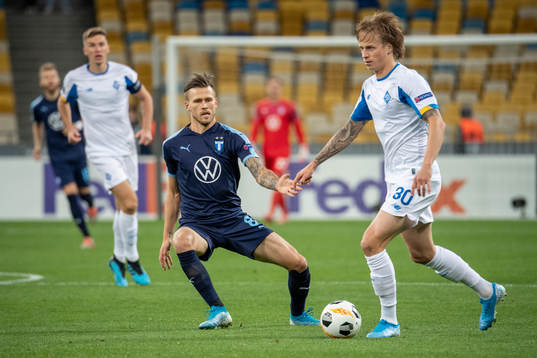 Arnor Traustason of Malmö FF and Artem Shabanov of Dinamo