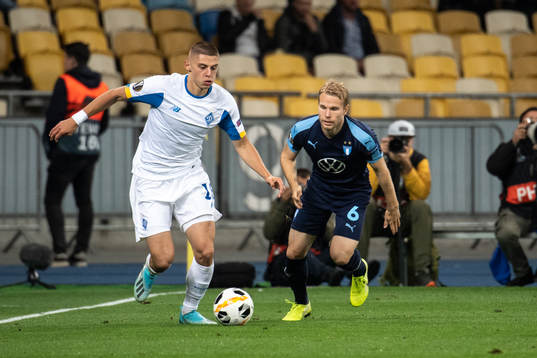 Olexandr Andriyevsky of Dinamo Kiev and Oscar Lewicki of