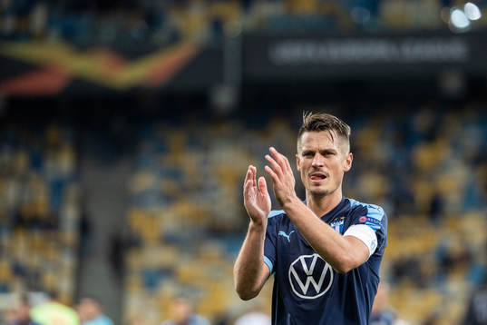 Markus Rosenberg of Malmö FF thanks the supporters