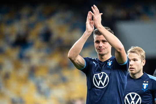 Marcus Antonsson of Malmö FF thanks the supporters