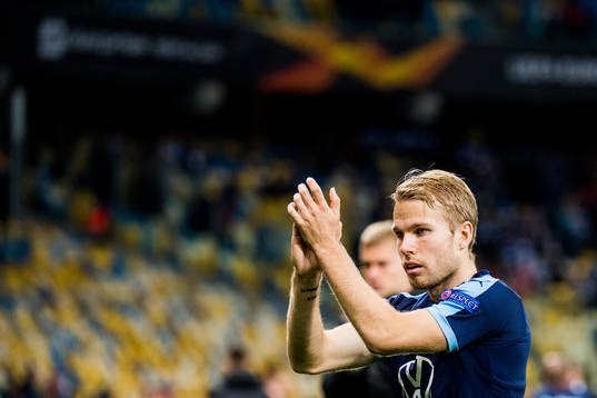 Oscar Lewicki of Malmö FF thanks the supporters