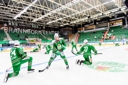 Rögles Dominik Bokk och Rögles spelare innan