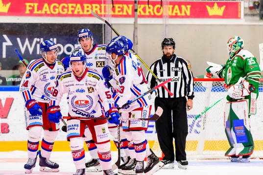 Oskarshamns Joakim Thelin gör 0-1 och jublar med