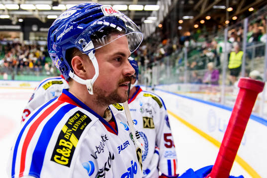 Oskarshamns  Jesper Dahlroth  jublar