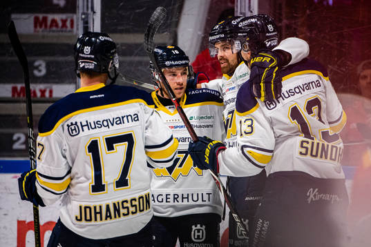 s Filip Sandberg, Axel Holmström och Oscar Sundh jublar