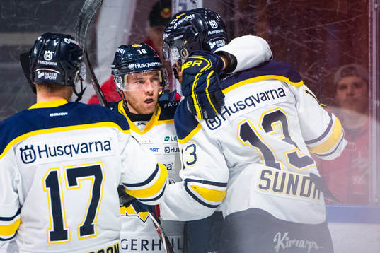 s Filip Sandberg jublar med lagkamrater