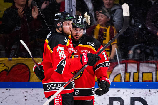 Luleås Robin Kovacs och Niklas Olausson jublar