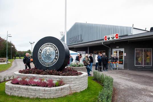 Publiken utanför Kristianstads Ishall