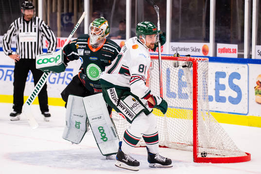 Tingsryds Filip Owesson jublar medan Kristianstads målvakt
