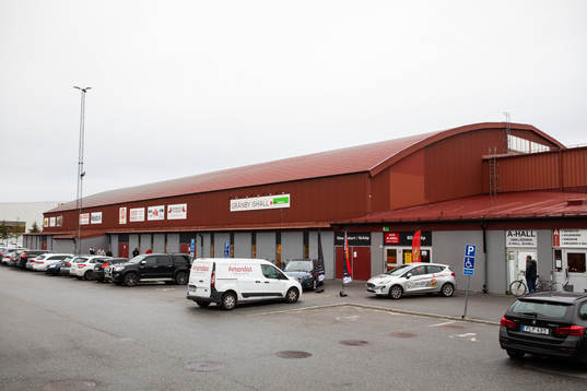 Exteriör av Gränby ishall innan ishockeymatchen i