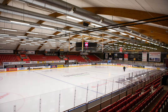 Interiör av Gränby ishall innan ishockeymatchen i