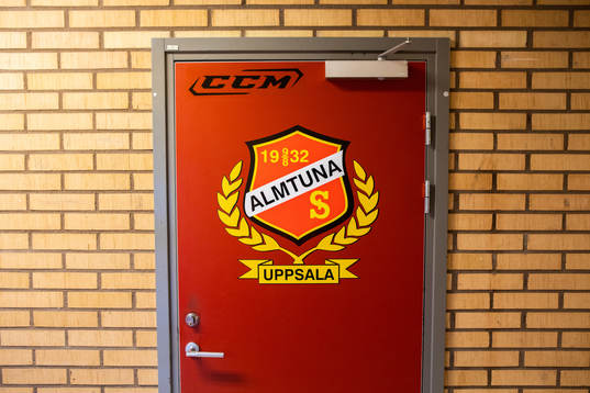 En dörr med Almtunas märke innan ishockeymatchen i