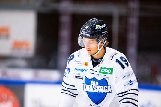Karlskogas Filip Roos innan ishockeymatchen i