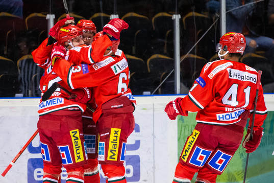 Moras Måns Carlsson jublar med lagkamrater