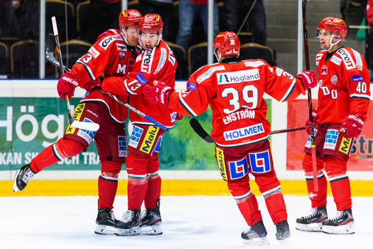 Modos Victor Berglund jublar med lagkamrater