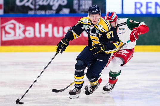 Södertäljes Hugo Gustafsson jagas av Moras Johan Persson