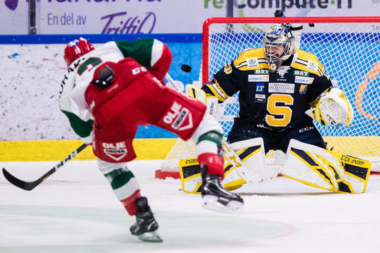 Moras Emil Bejmo med ett skott mot Södertäljes målvakt