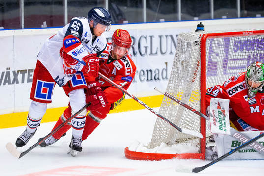 Västerviks Victor Wänghult i kamp om puck med Modos Oscar