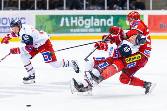 Västerviks Erik Nyström i kamp om pucken med Modos Kim