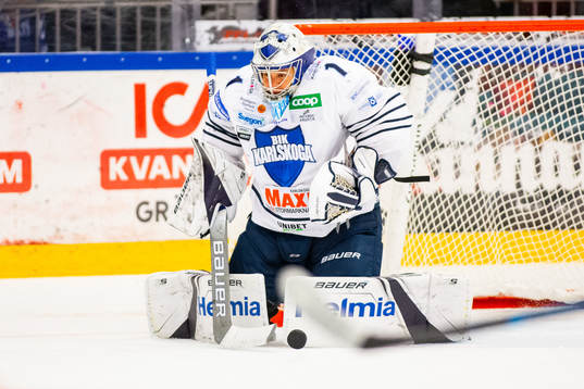 Karlskogas målvakt Henrik Lundberg räddar ett skott