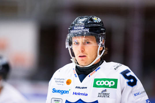 Karlskogas Fredrik Forsberg innan ishockeymatchen i
