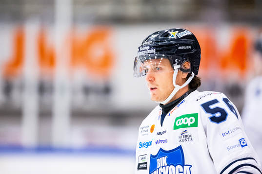 Karlskogas Fredrik Forsberg innan  ishockeymatchen i