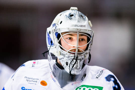 Karlskogas målvakt Tim Juel innan ishockeymatchen i