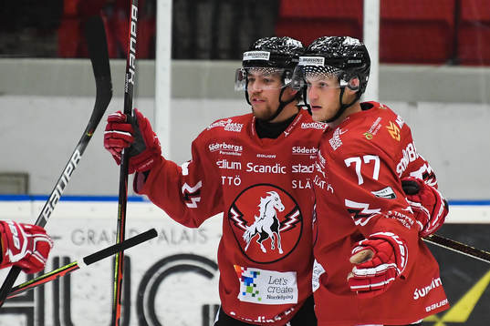 Vita Hästens Jacob Spångberg jublar med lagkamrater