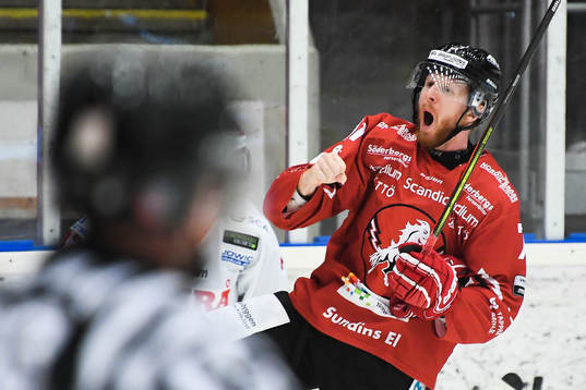 Vita Hästens Christopher Fish jublar