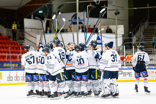 Karlskogas spelare jublar
